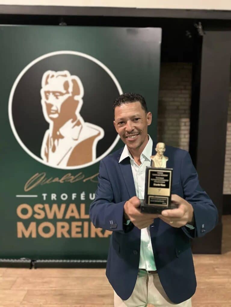 ricardo-viana-premiado-com-o-trofeu-oswaldo-moreira-em-2024