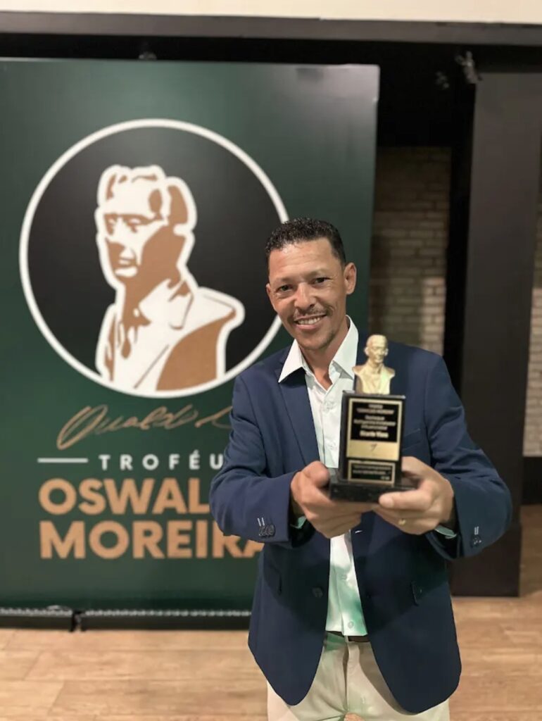 ricardo-viana-premiado-com-o-trofeu-oswaldo-moreira-em-2024