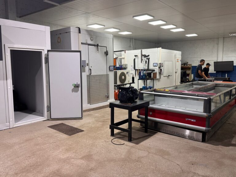 Laboratório com diversos equipamentos reais para práticar.