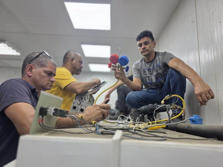 alunos trabalhando em cima da câmara fria diagnóstico mão na massa