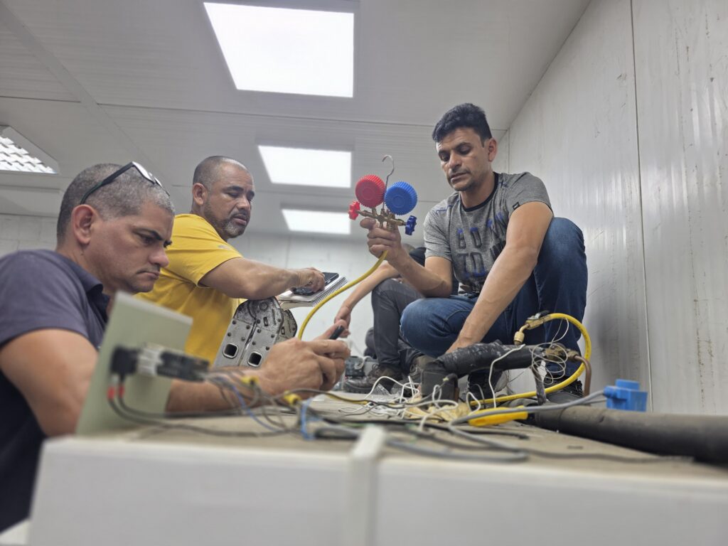 alunos põe a mão na massa para diagnosticar e consertar os equipamentos de refrigeração