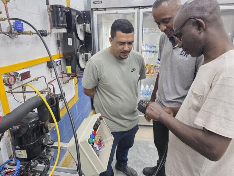 alunos botando a mão na massa para consertar os equipemantos geladeiras expositores balcões refrigerados e câmaras frias