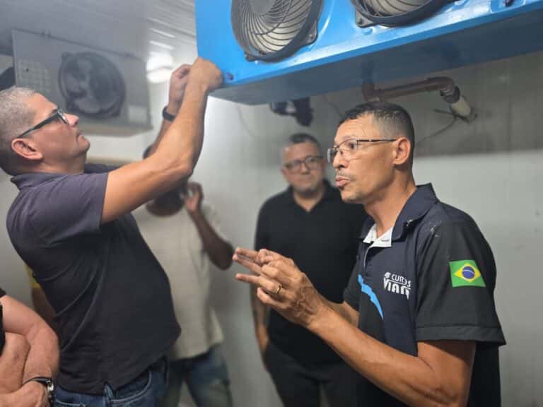 alunos fazendo manutenção e reparos na câmara fria