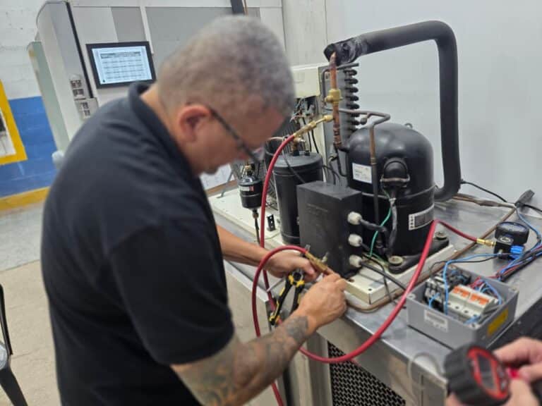 aluno realizando diagnóstico em compressor