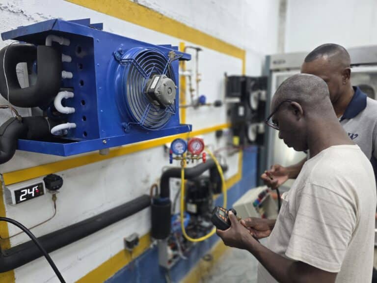 alunos diagnosticando defeito nos equipamentos de refrigeração